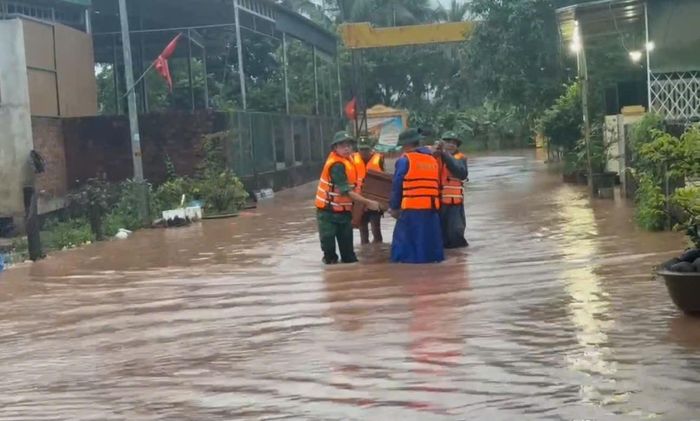Các lực lượng đang tiếp tục bám địa bàn, theo dõi diễn biến mưa lũ và hỗ trợ di dời người dân tại các khu vực ngập lụt, trũng thấp đến nơi an toàn. Ảnh: N.D.