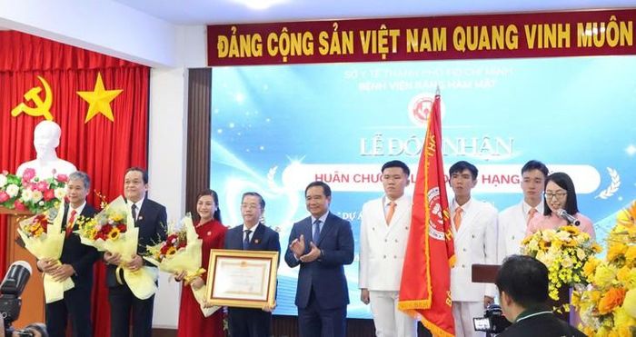 Bệnh viện Răng Hàm Mặt TPHCM đón nhận Huân chương Lao động hạng Nhất. Ảnh: P.T.