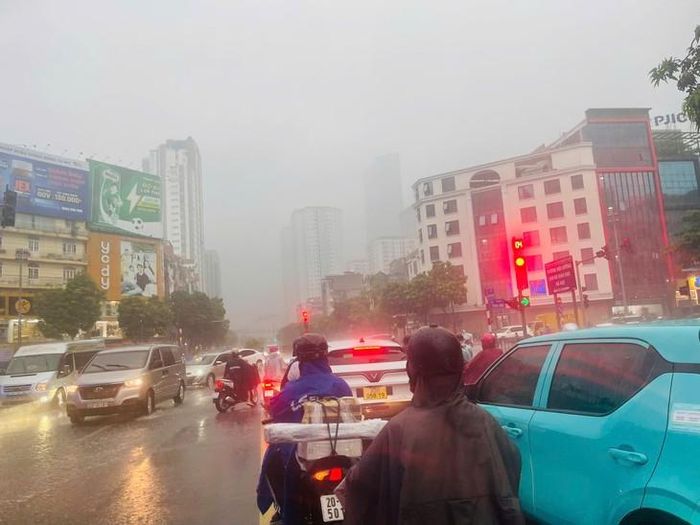 Hà Nội mưa dông do ảnh hưởng của áp thấp nhiệt đới. Ảnh: H.N
