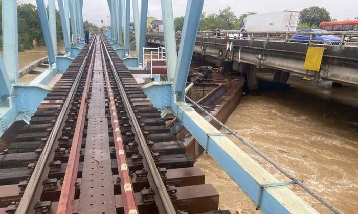 Lực lượng chức năng đang đánh giá tình hình để có phương án xử lý. Ảnh: CACC.