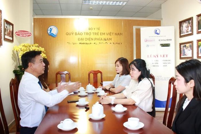 Lãnh đạo Quỹ và lãnh đạo doanh nghiệp trao đổi hoạt động dịp Trung thu sắp tới. Ảnh: Mimosa