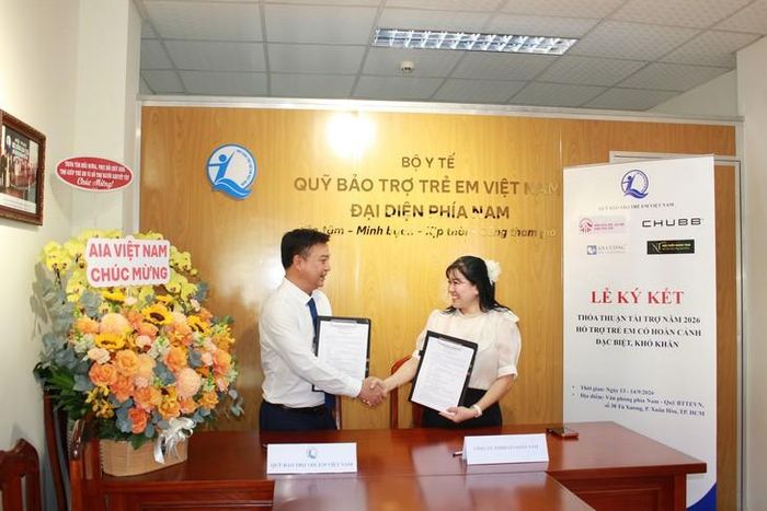 Ông Đinh Tiến Hải - Giám đốc Quỹ Bảo trợ Trẻ em Việt Nam ký kết hợp tác với Doanh nghiệp Gỗ Nhân Tâm nhân ngày khai trương Văn phòng Đại diện phía Nam. Ảnh: Mimosa