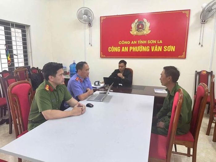 Công an lấy lời khai Giàng A Si. Ảnh: Công an tỉnh Sơn La.