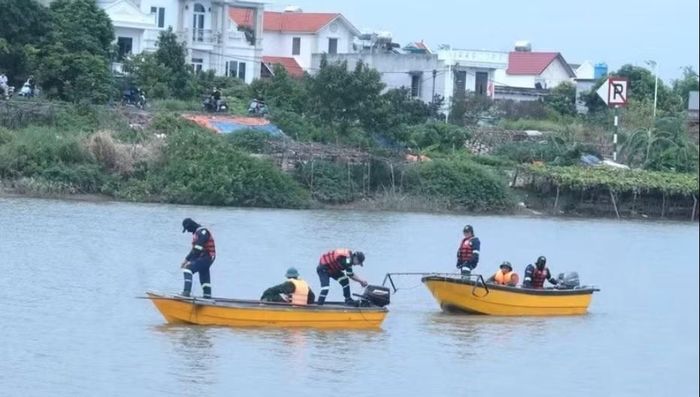 Lực lượng cứu hộ thực hiện tìm kiếm thi thể nạn nhân. Ảnh: TL.