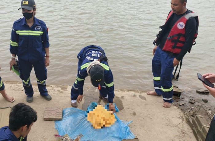 Trong quá trình lực lượng tìm kiếm 2 nạn nhân mất tích trên sông Trà Lý, đội cứu hộ phát hiện thi thể bé trai sơ sinh. Ảnh: Nhâm Quang Văn.