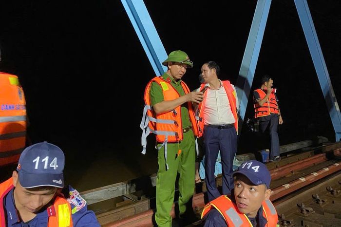 Lãnh đạo Công an tỉnh Quảng Trị chỉ đạo tại hiện trường. Ảnh: T.L.