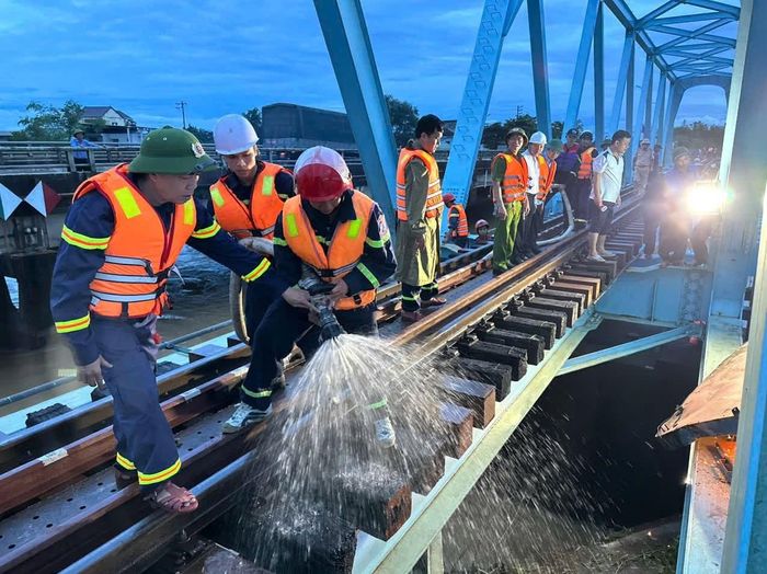 Đến nay, 1 phương tiện được cứu hộ, lai dắt thành công vào vị trí an toàn, 1 phương tiện bị chìm. Ảnh: CA.