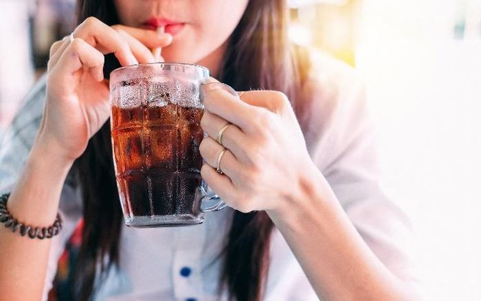 Nước ngọt có gas, đặc biệt các loại chứa đường, có thể gây bất lợi cho sức khỏe răng miệng nếu sử dụng thường xuyên. Ảnh Minh Hiếu