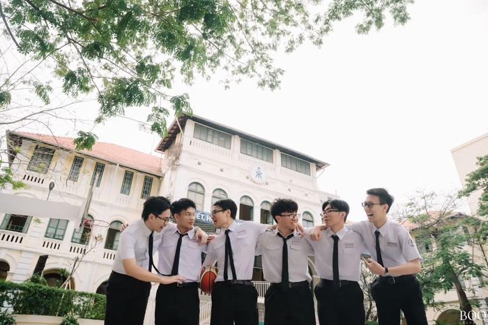  Quốc Thống với nhóm bạn của mình. Ảnh: NVCC 