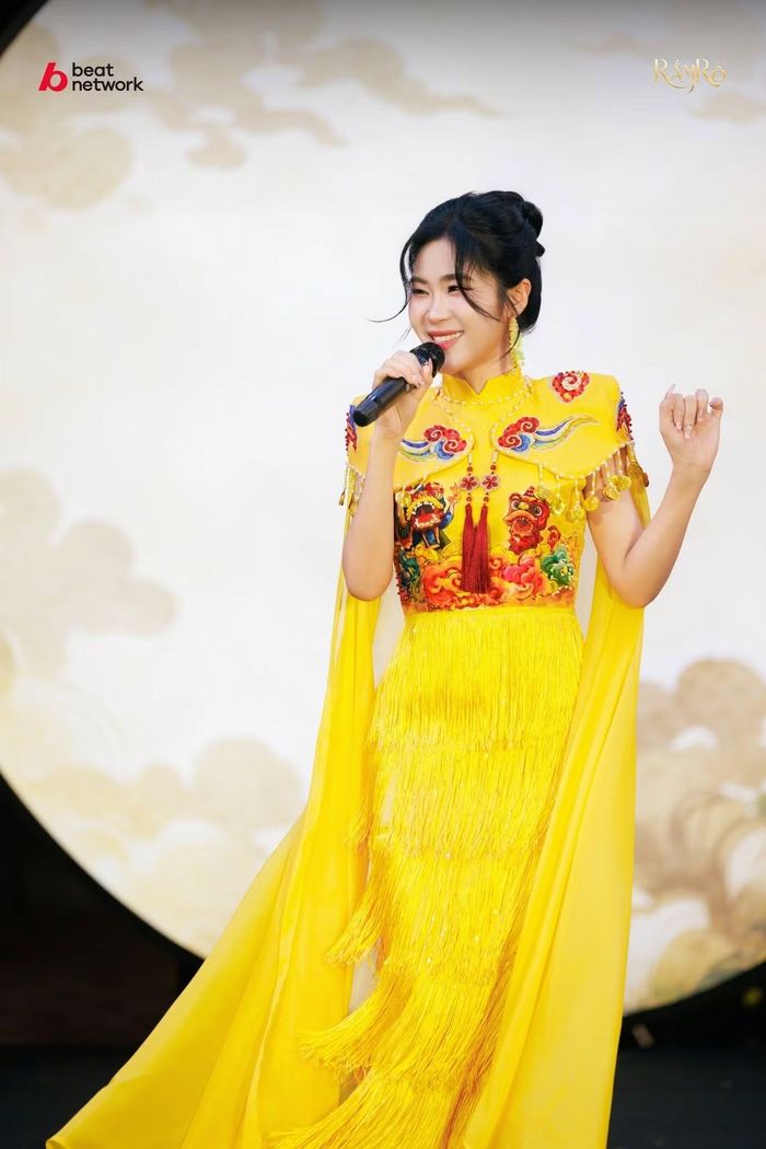 Em bé Xệ Xệ và Hà Myo - những thanh âm của "Rằm Rộ" là nghệ sĩ biểu diễn tại fashion show.