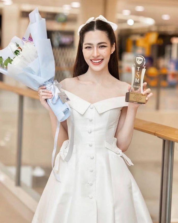 Vai chính đầu tiên của Lingling Kwong trong Makkali The Love Tree (2022) đã giúp cô giành được giải thưởng "Nữ diễn viên trẻ triển vọng" tại Global Star Media Awards 2022.