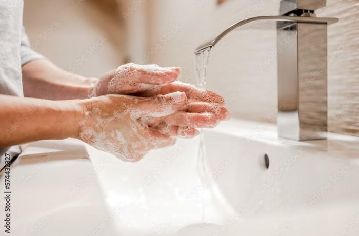 Rửa tay kỹ với xà phòng dưới vòi nước chảy cũng là việc nên làm sau khi tiếp xúc với chó, mèo. Ảnh minh họa: Adobe Stock.