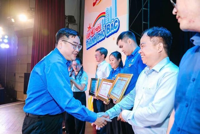 Bí thư Thành Đoàn TP.HCM Ngô Minh Hải trao bằng khen của UBND TP.HCM cho các tập thể đã có nhiều thành tích tốt trong công tác tổ chức hoạt động Hè năm 2026.