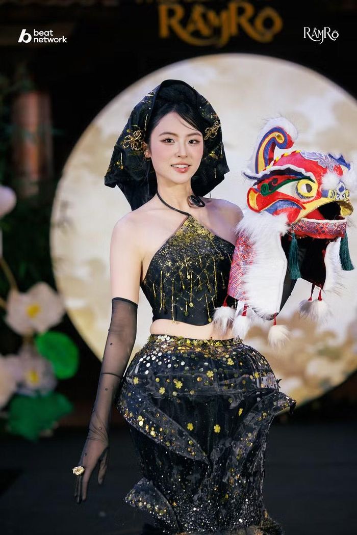 Á hậu 2 Hoa hậu Việt Nam 2024 - Nguyễn Thị Vân Nhi đảm nhận vai trò vedette tại fashion show Rằm Rộ, cùng với thiết kế đạt giải Nhất của Rộ Sắc - "Sư Nguyệt".