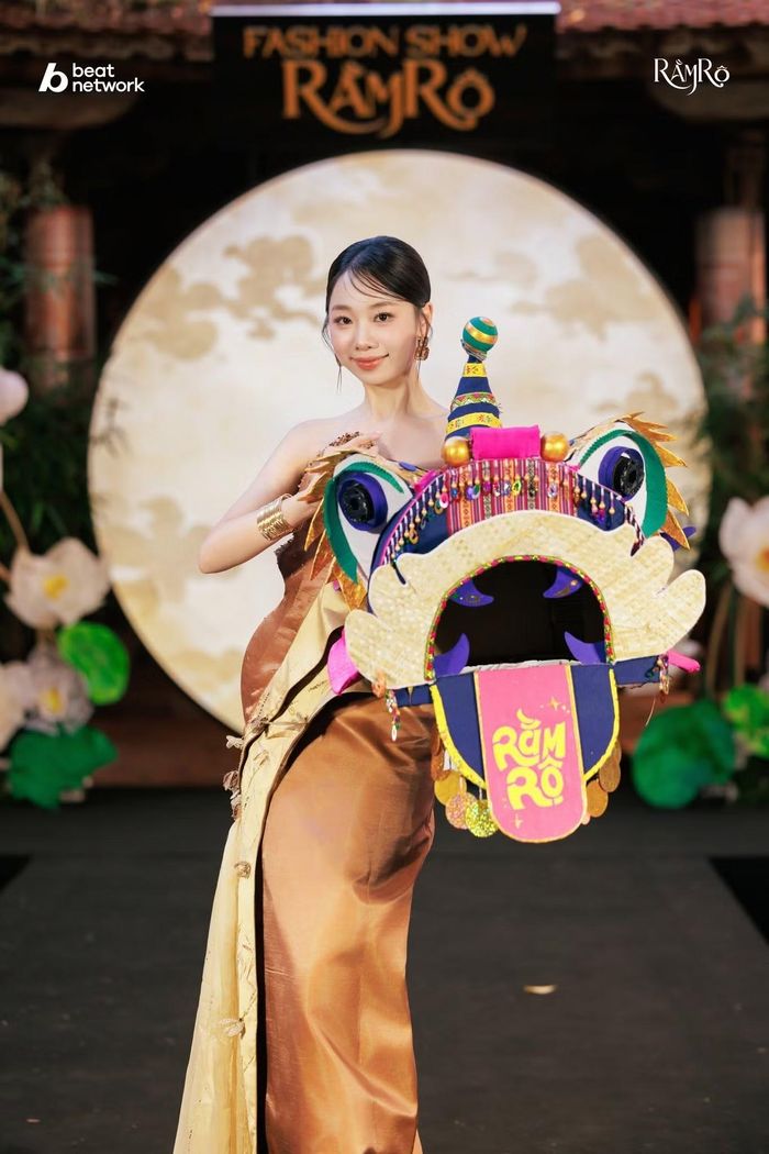 Người đẹp Phạm Thùy Dương - Top 5 Hoa Hậu Việt Nam 2024 đảm nhận vai trò first face, trình diễn cùng tác phẩm đạt giải Nhì - "Nguyệt Cẩm Sư".
