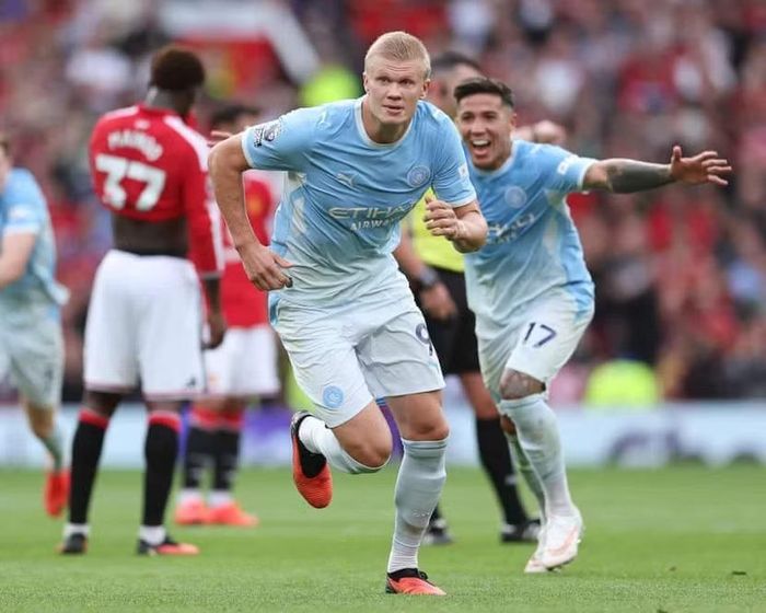 Bàn thắng của Haaland gây tranh cãi nhưng nó vẫn quyết định trận derby Manchester (Ảnh: Getty Images)