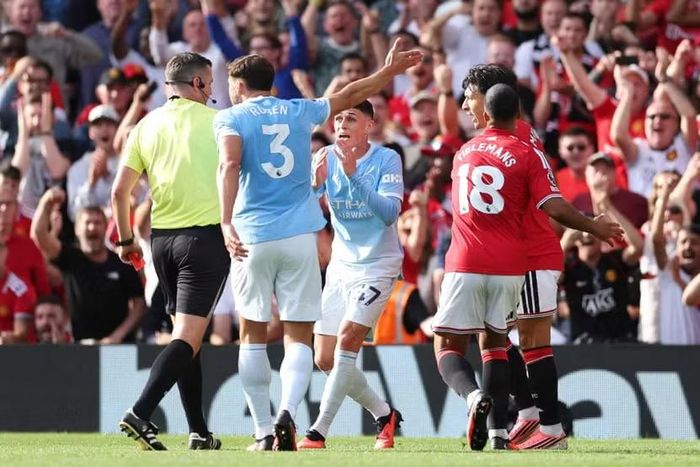 Foden khiến Man City chơi thiếu người từ rất sớm (Ảnh: Getty Images)