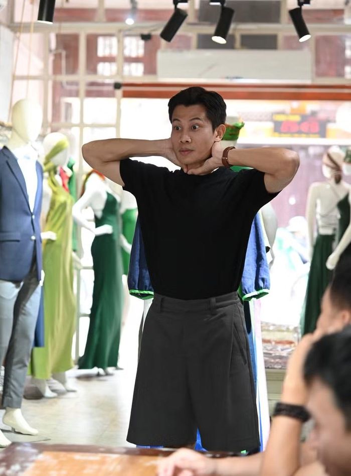 Diễn viên Phương Nam dùng ngôn ngữ cơ thể để mô tả về con gái cho các thợ may.