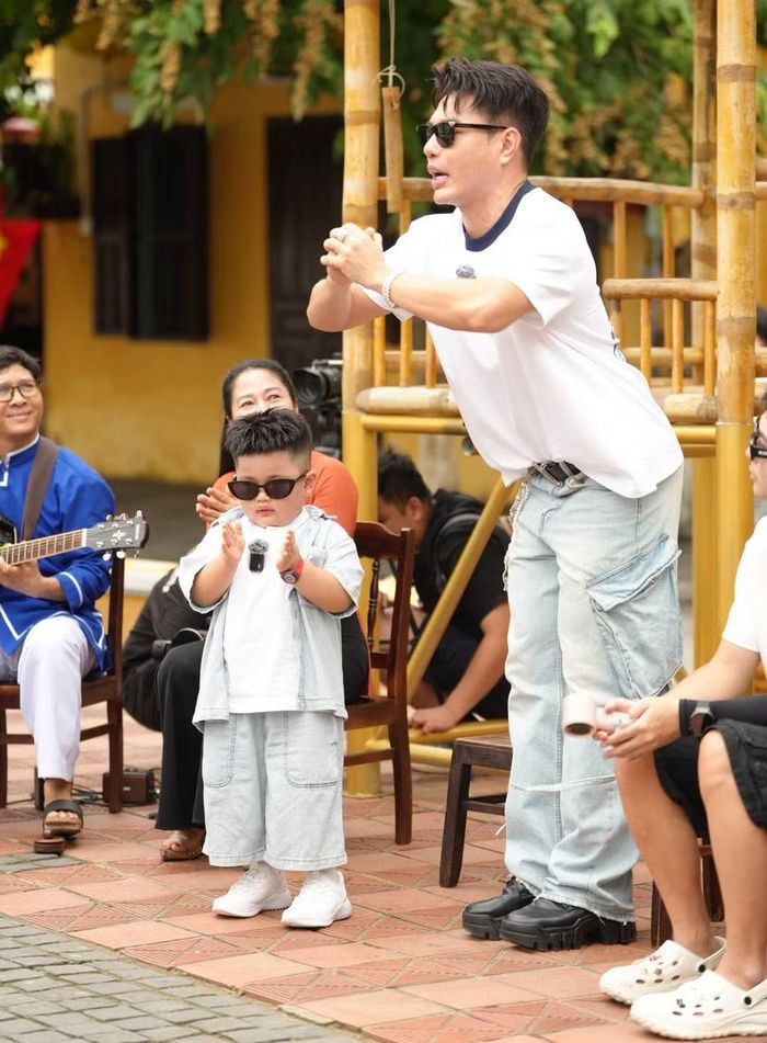 Cặp bố con Lê Dương Bảo Lâm - Kuphin nhiệt tình biểu diễn hát bài chòi.