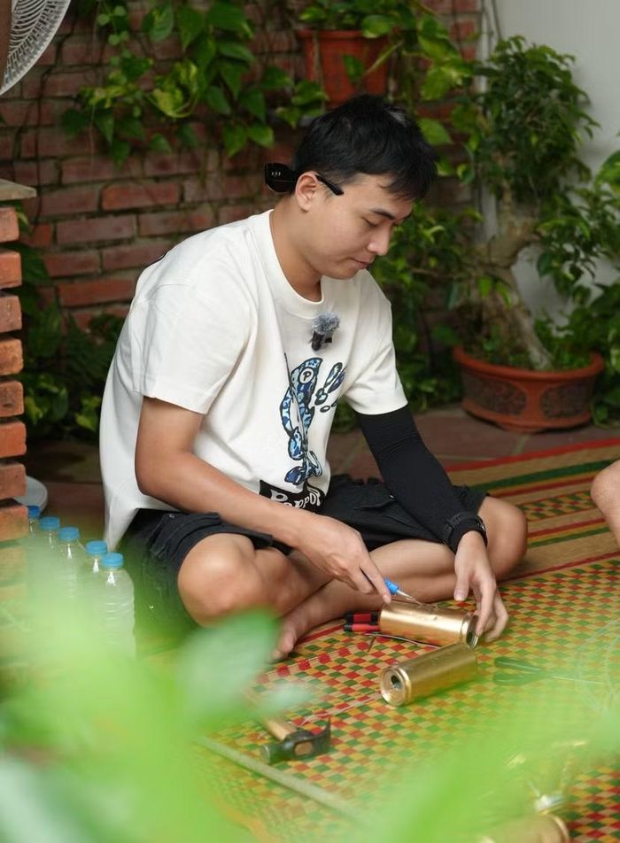 Huy R làm lồng đèn cho con trai.