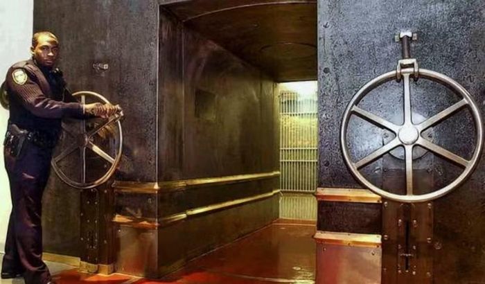 Vàng sau khi kiểm tra được đưa vào 1 trong 122 khoang. Mỗi khoang dành cho một chủ tài khoản và chỉ được đánh số để bảo mật danh tính.