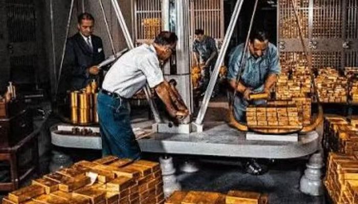 Lượng vàng trong kho đạt đỉnh vào năm 1973, với hơn 12.000 tấn, sau khi Tổng thống Mỹ Richard Nixon chấm dứt cơ chế cho phép chính phủ nước ngoài đổi USD lấy vàng.