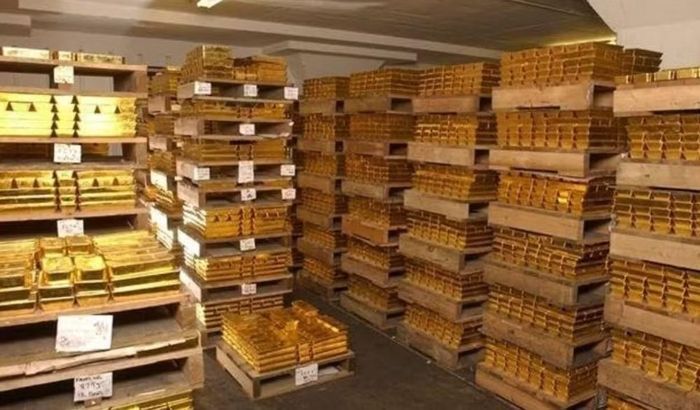 Hệ thống bảo vệ cũng được thiết kế đặc biệt. Kho chỉ có một lối vào, được bịt bằng khối trụ thép nặng 90 tấn, cao 2,7 m, nằm trong khung thép và bê tông nặng 140 tấn.