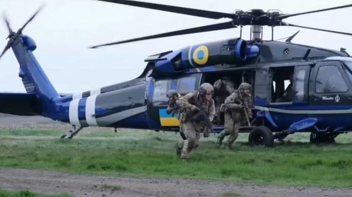 Hình ảnh do GUR công bố cho thấy chiếc trực thăng mang màu sơn đen, có phù hiệu quốc kỳ Ukraine và hoạt động cùng trực thăng Mi-24.