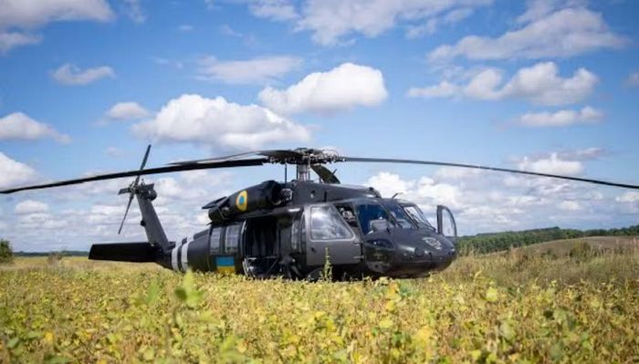 UH-60A có chiều dài thân 15,3 mét, đường kính cánh quạt chính 16,4 mét, tốc độ tối đa 295 km/h và trần bay 5,8 km. Máy bay có thể chở hơn 10 binh sĩ cùng trang bị, thực hiện nhiệm vụ vận chuyển hàng hóa, đổ bộ đường không, cứu hộ và sơ tán thương binh.