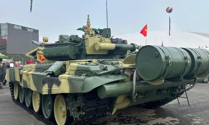 Xe tăng T-90S của Việt Nam có khả năng sử dụng tên lửa qua nòng pháo; trong đội hình diễu binh năm 2025, loại xe này tiếp tục được giới thiệu với pháo 125 mm và khả năng bắn tên lửa qua nòng.
