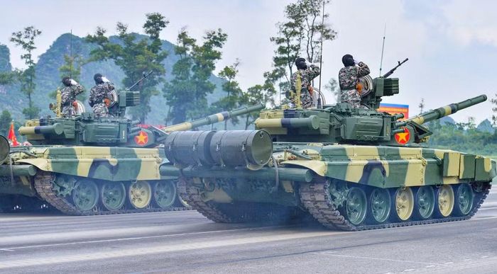 Bước chuyển đó xuất hiện khi Việt Nam ký hợp đồng với Nga mua xe tăng T-90S và T-90SK. Theo thông tin được công bố từ phía Nga, hợp đồng được ký năm 2016 và bao gồm 64 xe. Năm 2017, Nga bắt đầu chuyển giao những chiếc T-90 đầu tiên cho Việt Nam.