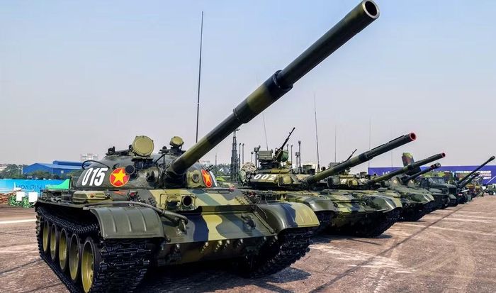 T-90S là phiên bản xuất khẩu của dòng xe tăng chiến đấu chủ lực T-90, còn T-90SK là biến thể chỉ huy.
