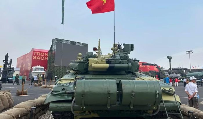 Một thay đổi quan trọng khác nằm ở hệ thống điều khiển hỏa lực. Nếu những xe tăng thế hệ cũ phụ thuộc nhiều vào khí tài quang học và các hệ thống cơ khí, T-90S được thiết kế với hệ thống điều khiển hỏa lực và các thiết bị điện tử hiện đại hơn, giúp tăng khả năng phát hiện, theo dõi và tiêu diệt mục tiêu.