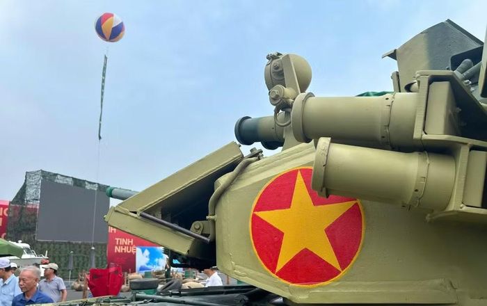 Xe tăng T-90S/SK có tính năng kỹ thuật, chiến thuật tiên tiến, tích hợp nhiều công nghệ hiện đại và mức độ tự động hóa cao.