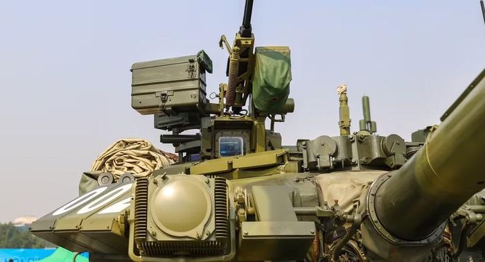 So với T-54/T-55 và T-62, T-90S đem đến một bước tiến rõ rệt về hỏa lực. Xe sử dụng pháo nòng trơn 125 mm, kết hợp hệ thống nạp đạn tự động, cho phép kíp xe chỉ còn 3 người.