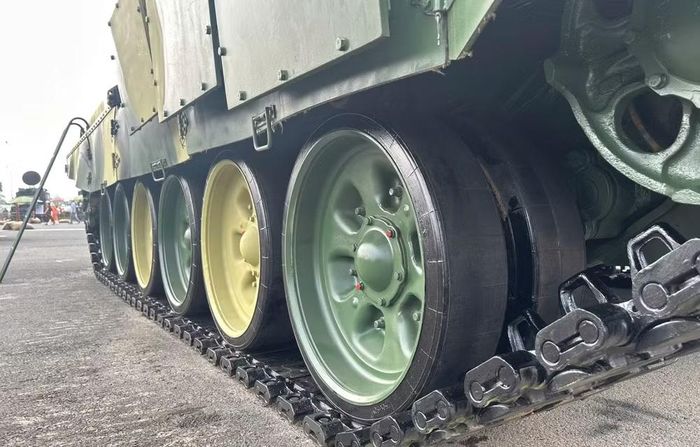 Khả năng bảo vệ cũng là một bước tiến so với những nền tảng cũ. T-90S được thiết kế với hệ thống giáp bảo vệ nhiều lớp và giáp phản ứng nổ.
