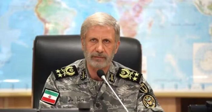 Trong cuộc gặp Tư lệnh Vệ binh Cách mạng Hồi giáo Iran (IRGC) Ahmad Vahidi ngày 12/9, ông Hatami gọi sự phối hợp giữa quân đội Iran và IRGC là "lá chắn thép" bảo vệ đất nước. Tướng Vahidi cho rằng các cường quốc đối địch đã đánh giá thấp năng lực quân sự Iran và nhận ra sai lầm.