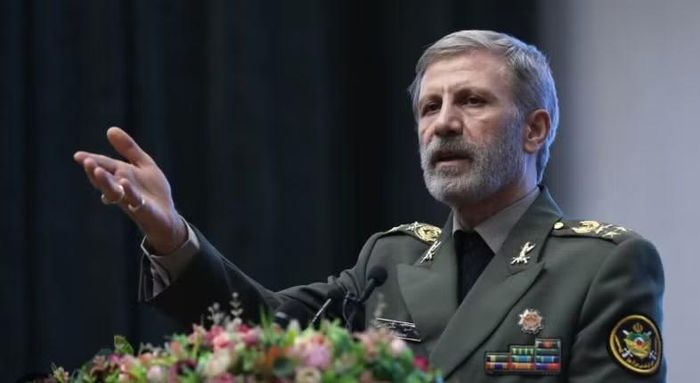 Cùng ngày, lãnh đạo quân đội Iran cũng phát đi thông điệp cứng rắn. Tổng tư lệnh quân đội Iran Amir Hatami tuyên bố, Mỹ và Israel sẽ nhận phản ứng "thống nhất, nhanh chóng và mạnh mẽ" nếu có bất kỳ hành động gây hấn nào nhằm vào Iran.