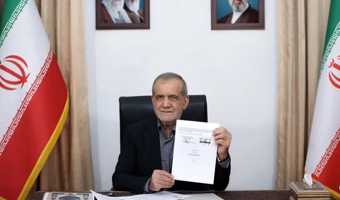 Ông Pezeshkian khẳng định, các biện pháp nhằm kìm tỏa nền kinh tế Iran sẽ thất bại. Tổng thống Iran tuyên bố Tehran "sẽ không khuất phục bởi những hành động bắt nạt" và không đầu hàng.