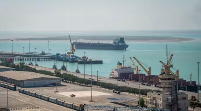 Tình trạng tương tự được ghi nhận tại cảng Imam Khomeini ở phía tây nam Iran, cửa ngõ nhập khẩu lớn của nước này. Lượng tàu và hoạt động tại các khu bến đều giảm so với trước.