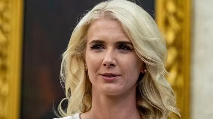 Hai người còn lại là Margo Martin, cố vấn truyền thông thường xuyên đi cùng ông Trump để ghi lại các hoạt động của Tổng thống và đăng tải lên mạng xã hội, cùng Chamberlain Harris, trợ lý Nhà Trắng kiêm thư ký của ông Trump.