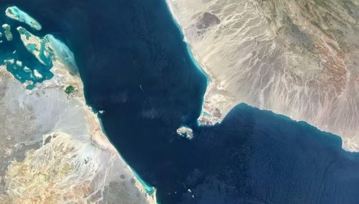 Bước tiến của Houthi cũng tạo điều kiện để Iran gây thêm sức ép lên Arab Saudi, đồng minh của Mỹ. Riyadh tuyên bố tiếp tục ủng hộ chính phủ Yemen và phối hợp với các đối tác nhằm bảo đảm tự do hàng hải tại vịnh Arab và biển Đỏ.