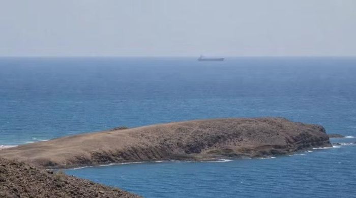 Perim chia Bab el-Mandeb thành 2 eo nước. Eo phía tây rộng hơn 20 km tại điểm hẹp nhất và sâu 310 m, là tuyến chính dành cho các tàu trọng tải lớn. Eo phía đông chạy sát bờ biển Yemen, chỉ rộng 3 km. Vị trí này khiến Perim có giá trị đặc biệt đối với hoạt động kiểm soát hàng hải.