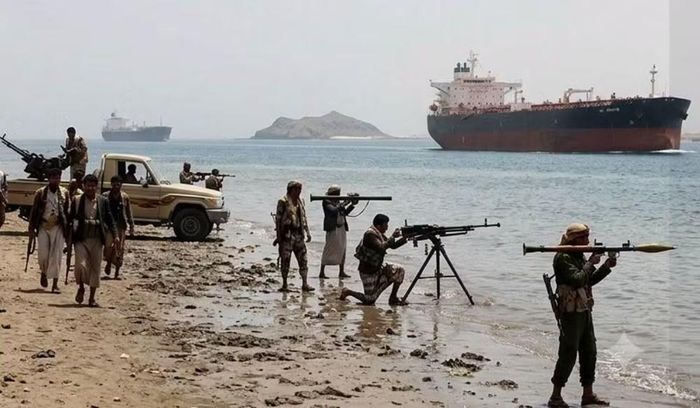 Bab el-Mandeb nối biển Đỏ với vịnh Aden, giữ vai trò cửa ngõ hàng hải giữa châu Âu và châu Á. Tâm điểm của khu vực là đảo Perim, còn gọi là Mayyun trong tiếng Arab. Đây là đảo núi lửa thuộc Yemen, có diện tích 13 km2, địa hình chủ yếu là đá và gần như không có nguồn nước ngọt tự nhiên.