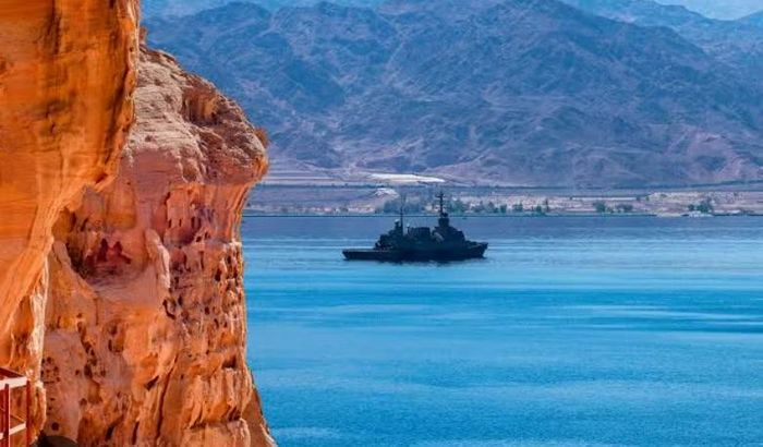 Trong cuộc nội chiến Yemen, Houthi từng tìm cách kiểm soát Perim nhưng bị lực lượng địa phương đẩy lùi với sự hỗ trợ của Arab Saudi và Các tiểu vương quốc Arab Thống nhất (UAE).