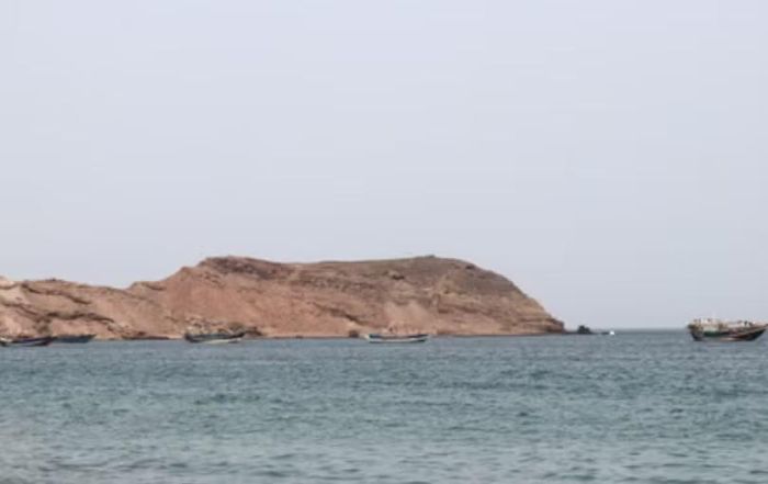 Anh từng kiểm soát hòn đảo từ năm 1857, xây dựng hải đăng và sử dụng nơi đây làm trạm tiếp nhiên liệu cho tàu hơi nước chạy bằng than trên tuyến tới Aden. Sau khi kênh đào Suez mở cửa năm 1869, vai trò của Perim càng tăng lên khi biển Đỏ và Bab el-Mandeb trở thành một phần của tuyến hàng hải nối châu Âu với châu Á.