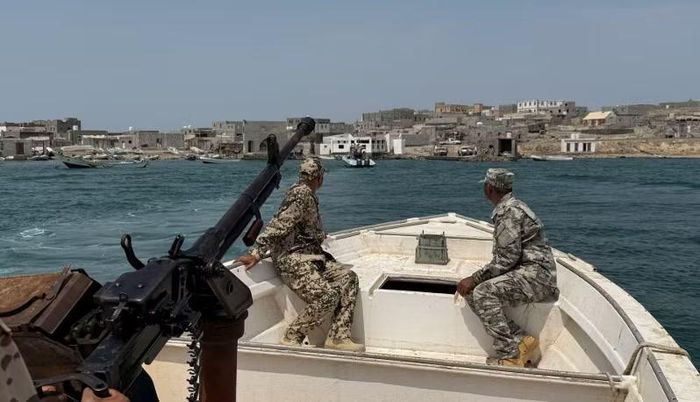 Nếu Bab el-Mandeb bị phong tỏa, tàu thuyền sẽ phải đi vòng qua Mũi Hảo vọng ở cực nam châu Phi, làm gia tăng đáng kể thời gian và chi phí vận chuyển. Anh duy trì quyền kiểm soát Perim đến năm 1967, trước khi rút khỏi khu vực và Nam Yemen giành độc lập. Hòn đảo sau đó thuộc Yemen.
