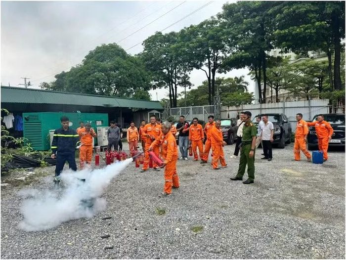 Cán bộ, công nhân viên Công ty điện lực Từ Liêm thực hiện thao tác bình chữa cháy xách tay