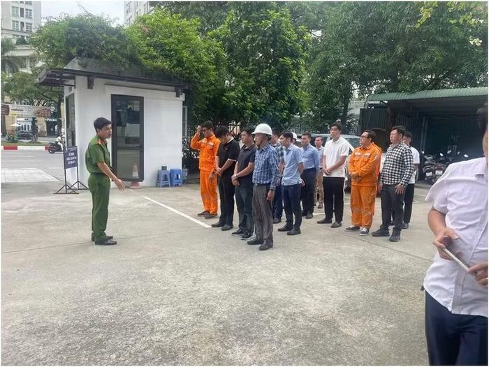 Cán bộ Đội CC&CNCH khu vực số 16 hướng dẫn, quán triệt yêu cầu mục đích của buổi thực tập phương án CC&CNCH định kỳ