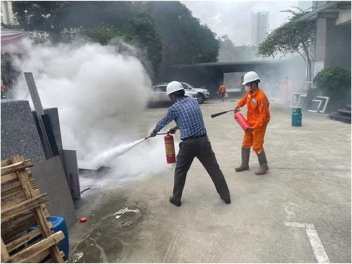 Lực lượng PCCC&CNCH cơ sở theo phân công thực hiện khống chế đám cháy giả định